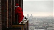 Ông già Noel ở Đức leo nhà tầng thay vì chui ống khói